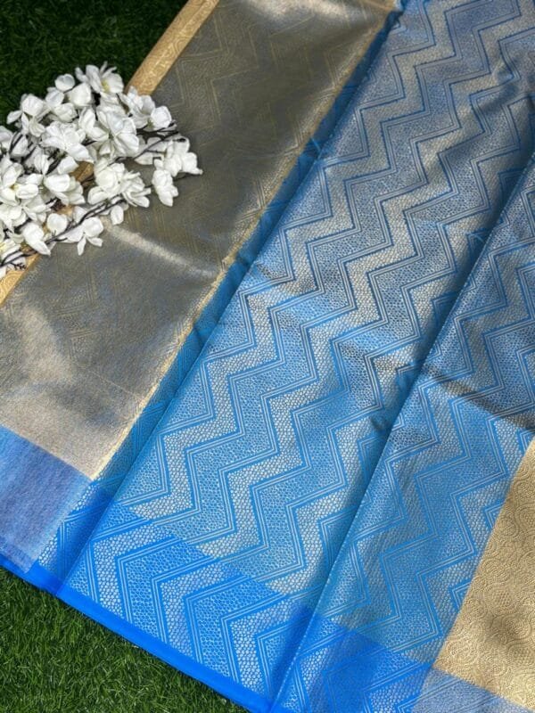 Image 2025-03-22 at 21.18.53 (17) Nita Ambani Mam-Inspired Banaras Saree with Contrast Blue Zari Border, showing pallu